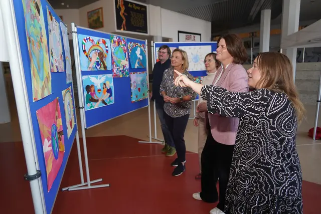 Die Auswahl der Siegerbilder war nicht nur am Schiller-Gymnasium alles andere als einfach. | Foto: Lions Club Pforzheim - Bertha Benz