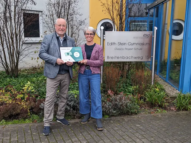 Schulleiter Daniel Krüger und Kollegin Elke Wild-Siebert freuen sich über die offizielle Anerkennung des ESG als "Erasmus+"-Schule.