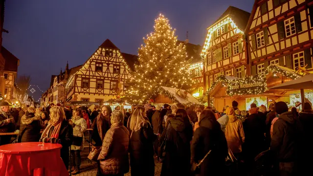 Die historischen Fachwerkhäuser bilden ab dem 5. Dezember die Kulisse für den Weihnachtsmarkt auf dem Brettener Marktplatz. | Foto: Tom Rebel