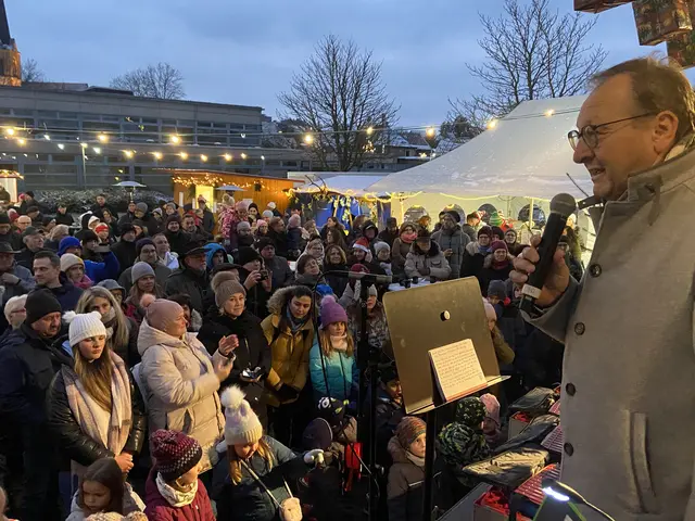 Rund um die „Neue Schlossgartenhalle“ lädt die Interessengemeinschaft Flehinger Vereine am 29. und 30. November zum 32. Weihnachtsmarkt ein. | Foto: Claudia Pospieszczyk