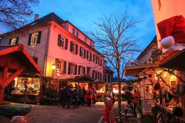 Der Kunsthandwerkermarkt auf dem Kirchplatz lockt wieder mit schön geschmückten Buden. | Foto: Stadt Bretten