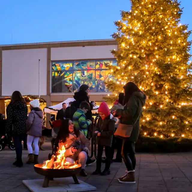 Am Wochenende des 29. und 30. November lädt der Sulzfelder Rathausplatz wieder zum traditionellen Weihnachtsbasar ein. Der Christkindlesmarkt findet am 3. Dezember statt. | Foto: Gemeinde Sulzfeld