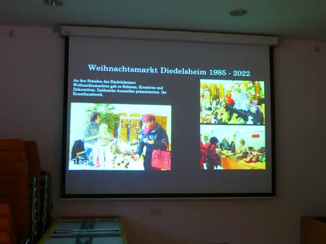 Das Dorfgemeinschaftshaus verwandelte sich bei den Weihnachtsmärkten zum Marktplatz für das Kunsthandwerk. | Foto: Leins