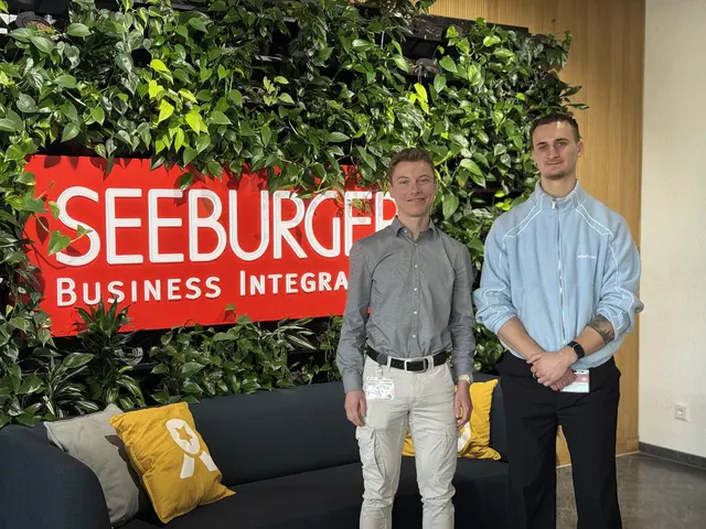 Paul (links) und David (rechts) haben bei SEEBURGER ihr duales Studium in Informatik im September 2025 abgeschlossen und berichten im Interview, warum sie sich jederzeit wieder für diesen Weg entscheiden würden. | Foto: SEEBURGER AG