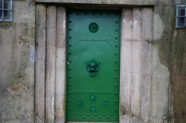 Professionell restauriert - die alte Eingangstüre