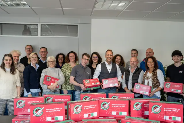 Die teilnehmenden Unternehmen aus dem Industriegebiet Gölshausen haben bei einer Packparty gemeinsam 60 Geschenke für bedürftige Kinder auf der ganzen Welt gepackt. | Foto: Janine Winkler