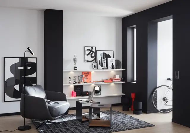 Gegensätze ziehen sich an: Die Farben Schwarz und Weiß stehen für einen zeitlosen Einrichtungsstil. | Foto: djd / SCHÖNER WOHNEN-Kollektion