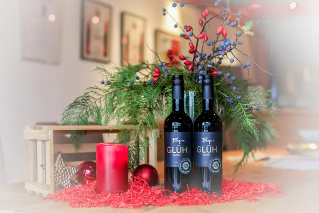 Die Flaschenabfüllung des Winzer-Glühweins 2024 ist bereits im Handel erhältlich – ein reiner Schwarzriesling. Der Lemberger 2025 kann erstmals auf dem Weihnachtsmarkt Bretten am Lions-Stand vom 5. bis 7. Dezember verkostet werden. | Foto: Thomas Rebel
