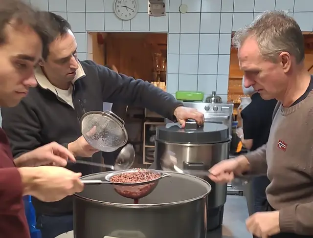 v.r.: Volker Duscha, Activity-Beauftragter des Lions Club Bretten Stromberg, Winzer Philipp Plag und Raphael Prüfer geben dem Lemberger die Gewürzmischung bei. | Foto: Jürgen Bischoff