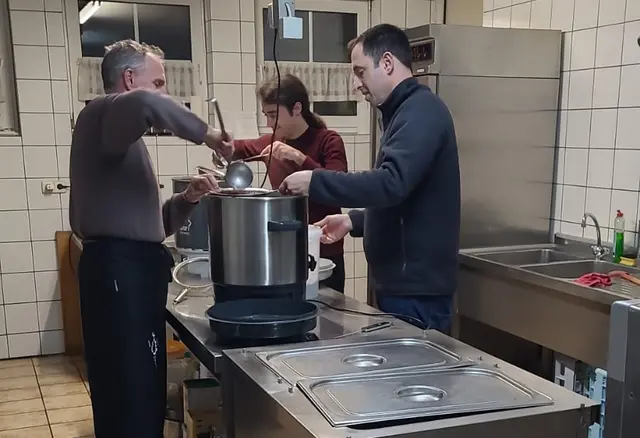 Und jetzt heißt es: vorsichtig erhitzen, der Sud darf nicht zu heiß werden, und rühren, rühren, rühren ... | Foto: Jürgen Bischoff