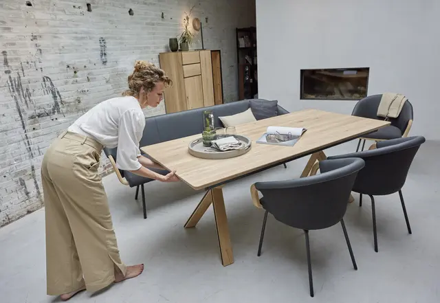 Natürliche Massivholzmöbel stehen für eine lebendige Atmosphäre. Darüber hinaus tut man sich auch Gutes, denn durch ihr offenporiges Holz sorgen sie für ein optimales Raumklima. | Foto: IPM / Wimmer Massivholzmöbel