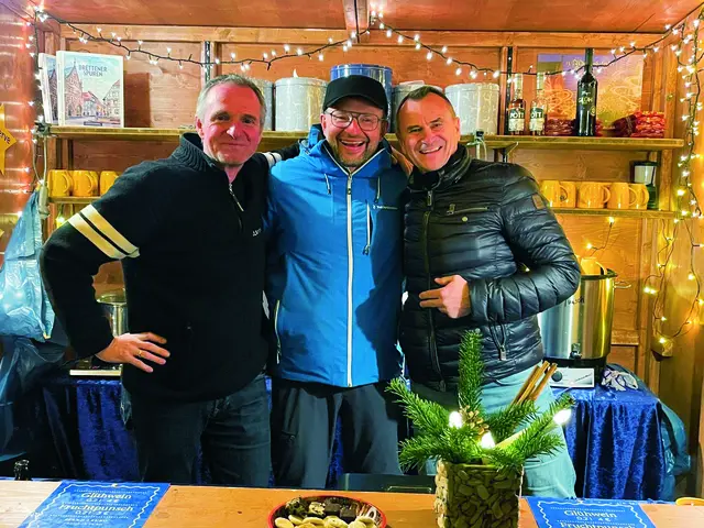 v.l.: Die Lions Volker Duscha, Jochen Sauer und Jörg Burmistrak freuen sich auf den Verkauf des Winzer-Glühweins 2025 auf dem Weihnachtsmarkt Bretten vom 5. bis 7. Dezember. Cheers! | Foto: Thomas Lindemann