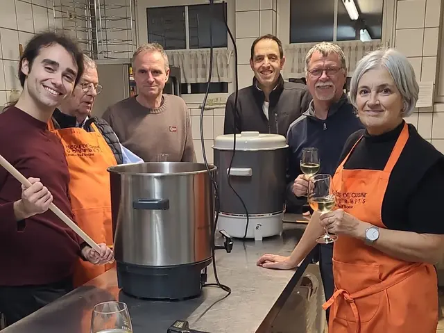 Es ist vollbracht: Der Lions-Winzer-Glühwein 2025 ist fertig für den Weihnachtsmarkt Bretten. V.r.: Michaela Schreiber, Marcus Junker, Philipp Plag, Volker Duscha, Achim Schreiber und Raphael Prüfer haben den heißen Roten 2025 zubereitet. | Foto: Jürgen Bischoff