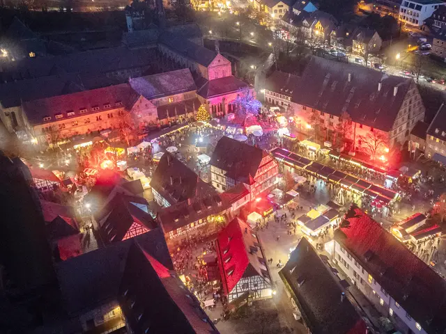 Beim Weihnachtsmarkt Maulbronn dürfen sich die Besucher wieder auf rund 100 festlich geschmückte Stände freuen. | Foto: Volker Henkel Fotografie