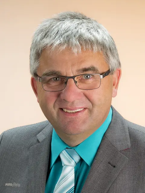 Ortsvorsteher Martin Kern eröffnet den Weihnachtsmarkt am Samstag offiziell. | Foto: Luca Schneider