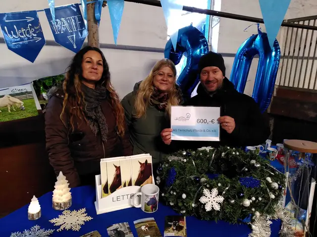 Vereinshelferinnen Jenny und Nadine bei der 600€-Scheck-Übergabe von "Der Hörladen" an unseren Gnadenhof. Vielen Dank für die wunderbare Überraschung und großzügige Spende. | Foto: Verein