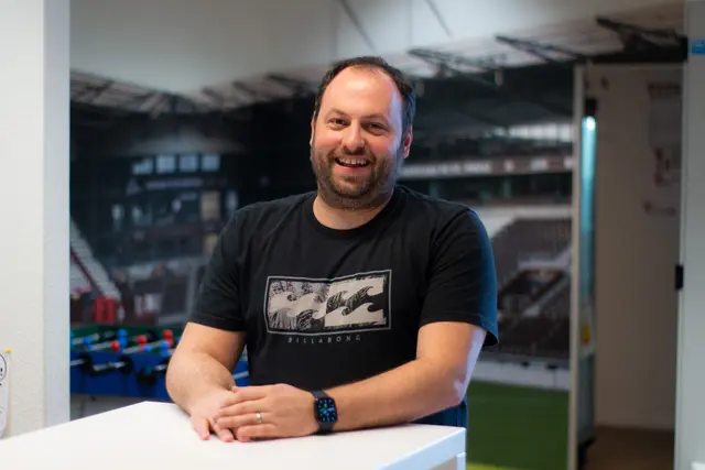 Marc Bürker begrüßt die Besucher des Marktes. | Foto: Marc Bürker