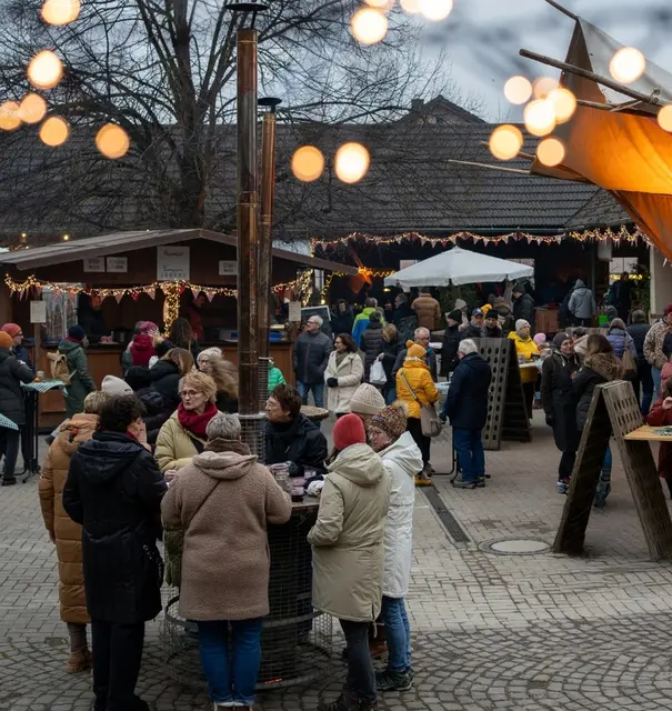 Der Weihnachtsmarkt vom Weingut Vinçon-Zerrer bietet auch dieses Jahr wieder viele genussvolle Stunden.  | Foto: Sebastian Frohnmaier