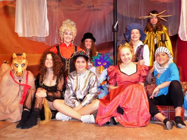 Die MGB-Musical-Kids, 65 Schülerinnen und Schüler der Klassen sechs bis acht, führen "Prinz Owi lernt König". | Foto: MGB
