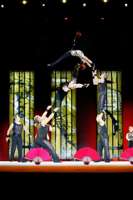 Die China National Acrobatic Troupe zeigt beim Heilbronner Weihnachtscircus "Hand zu Hand"-Ballett. | Foto: Heilbronner Weihnachtscircus