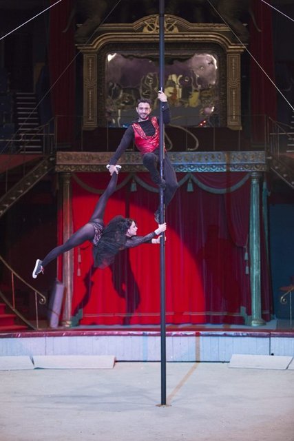 Das Duo Romance an der Pole Dance-Stange | Foto: Heilbronner Weihnachtscircus
