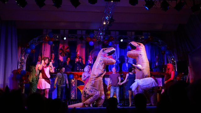 Handballer: Dino Lovestory mit Ronny und Susi