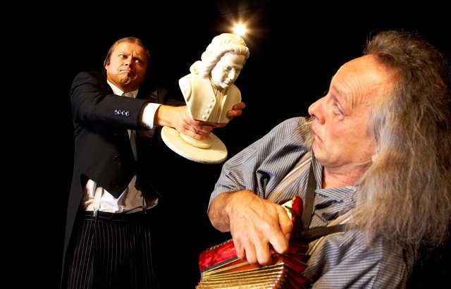 "Gogol & Mäx" entführen in ihre groteske und komische Welt der Konzertakrobatik. | Foto: Axel Kilian
