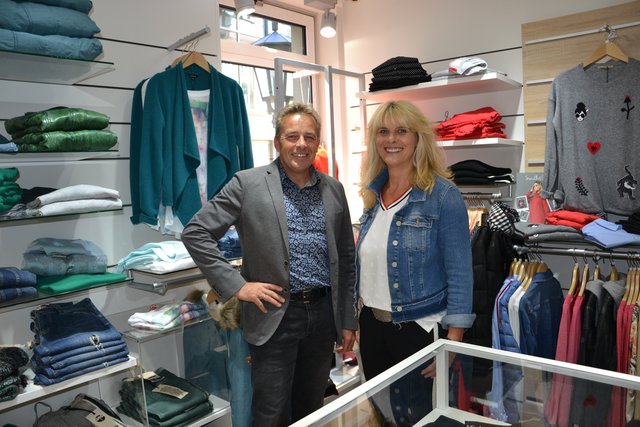 Kompetente und freundliche Beratung in Sachen Mode bieten Michael Stoll und Silvia Bott von Mode Michel in Bretten.