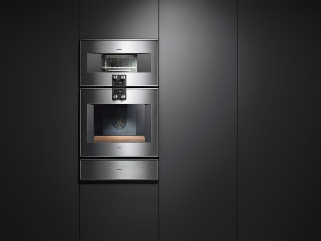 The ovens 400 series – sculptural design, professional technology. Launched in 2013, made from solid stainless steel and in widths of up to 76 cm. Featuring protruding fronts for combination with panel-free surfaces and handleless doors.