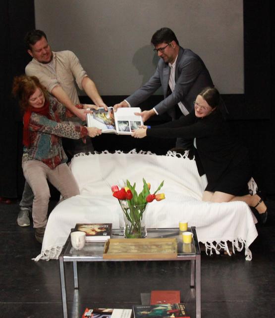 Die Komödie "Der Gott des Gemetzels" von Yasmina Reza wird im Theater im Riff Bruchsal aufgeführt.